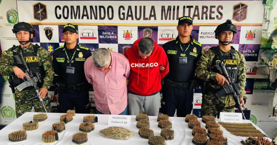 Foto de los dos capturados y la incautación de 3.000 cartuchos de armas largas en Bogotá.