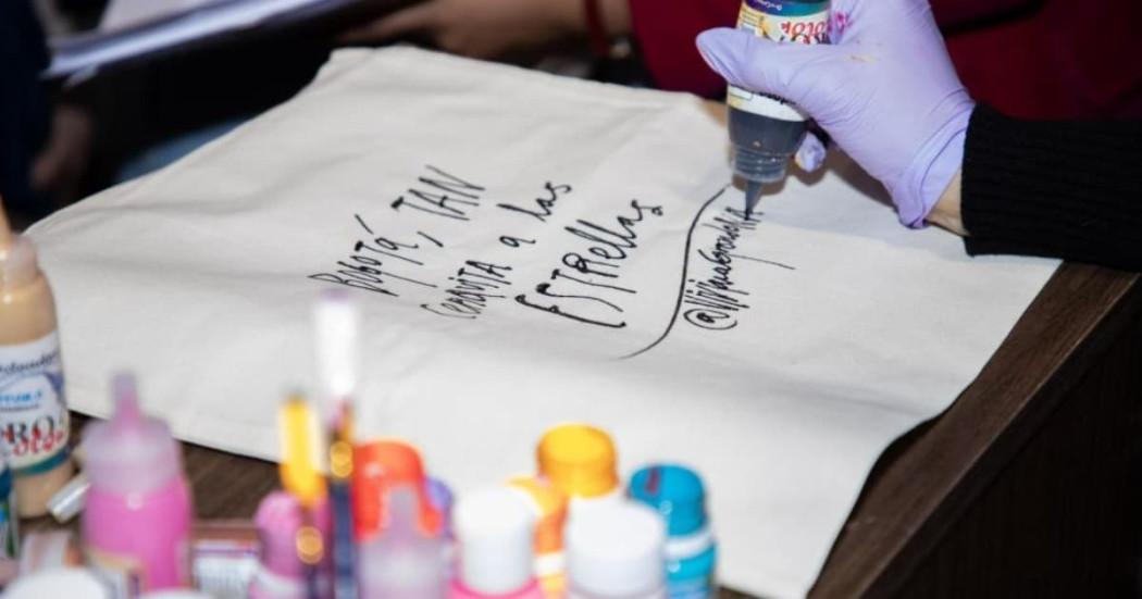 Foto de una de las muestras de arte de Bogotá en FITUR 2026.