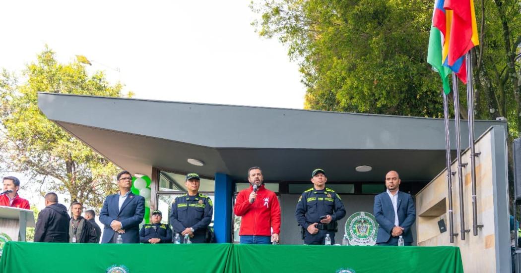Foto del alcalde Carlos Fernando Galán durante la entrega del CAI de la Calle 80 de la Policía de Bogotá en la localidad de Engativá.