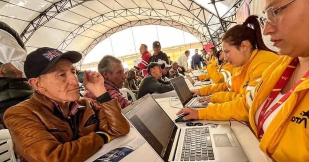 Foto de un ciudadano accediendo al ciclo de pagos de Ingreso Mínimo Garantizado en Bogotá.