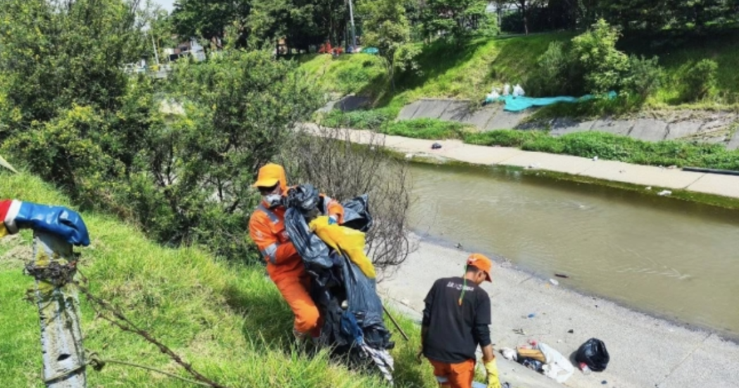 Foto de funcionarios del Distrito en jornada de limpieza 