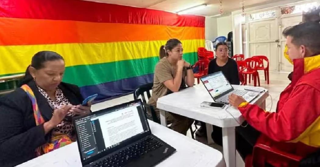 Foto de ciudadanos en procesos de inscripción para las elecciones del Consejo Consultivo LGBTI Bogotá.