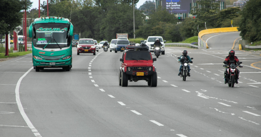 Imagen panorámica de una vía en la que circulan varios tipos de vehículos automotores