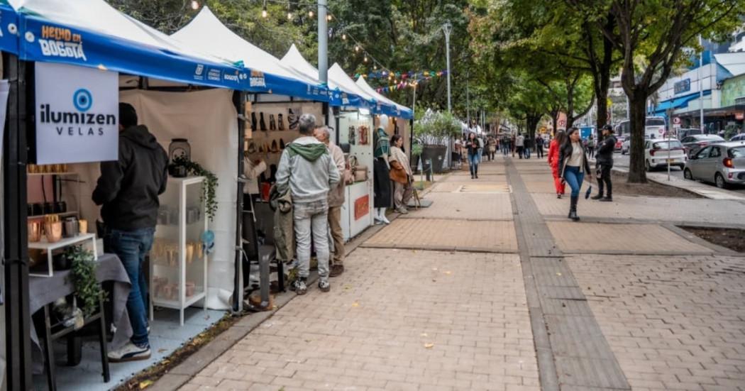 Foto de una de las ferias de 'Hecho en Bogotá' con asistentes comprando productos de emprendedores locales.