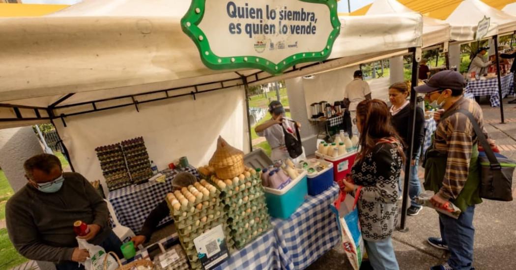 Foto de campesinos y campesinos en una de las ferias de Mercados Campesinos de Bogotá.