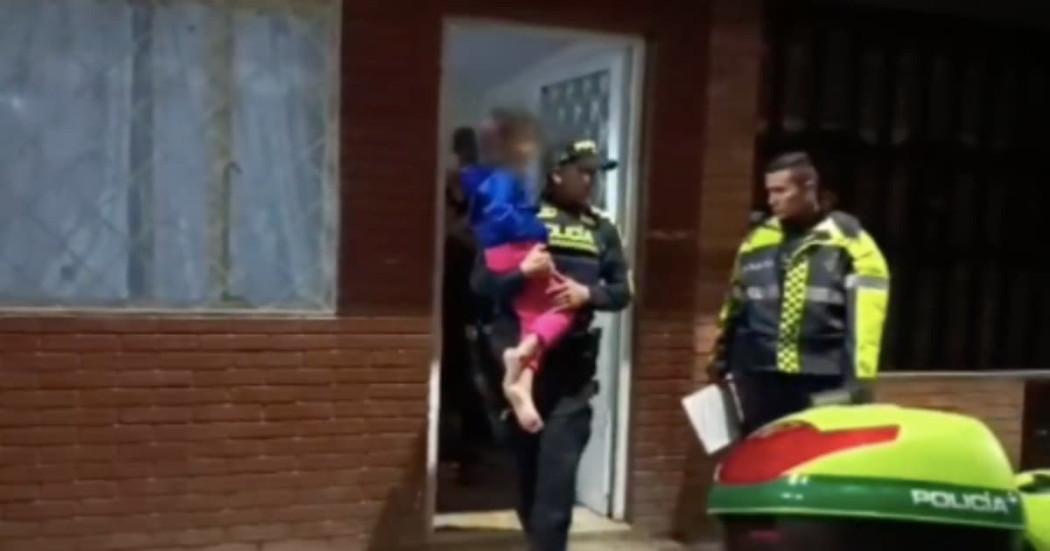 Foto del rescate de la Policía de niña abandonada en vivienda de Kennedy, al surocciente de Bogotá.