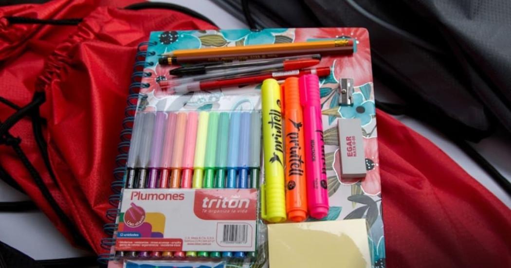 Foto de útiles escolares y uniformes en colegios de Bogotá.