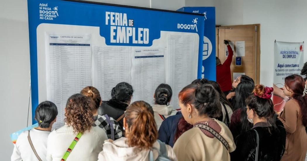 Foto de bogotanos y bogotanas accediendo a servicios de la Agencia Distrital de Empleo.