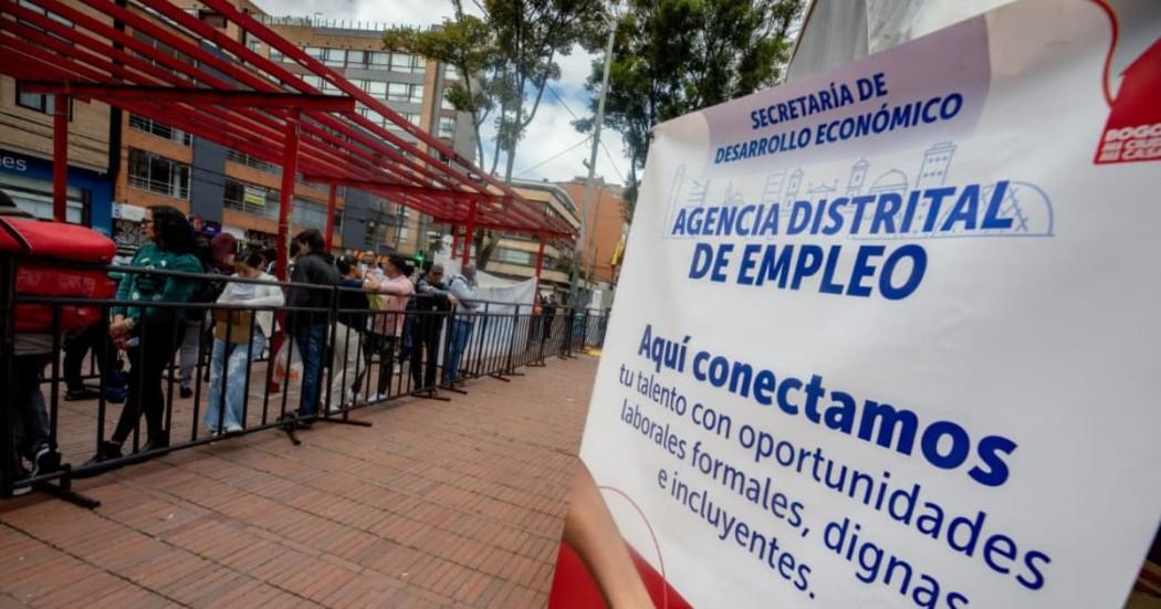 Foto de bogotanos y bogotanas accediendo a servicios de la Agencia Distrital de Empleo.
