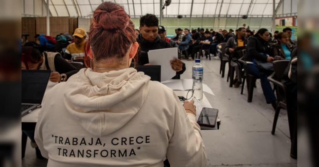 Foto de bogotanos y bogotanas accediendo a servicios de la Agencia Distrital de Empleo.