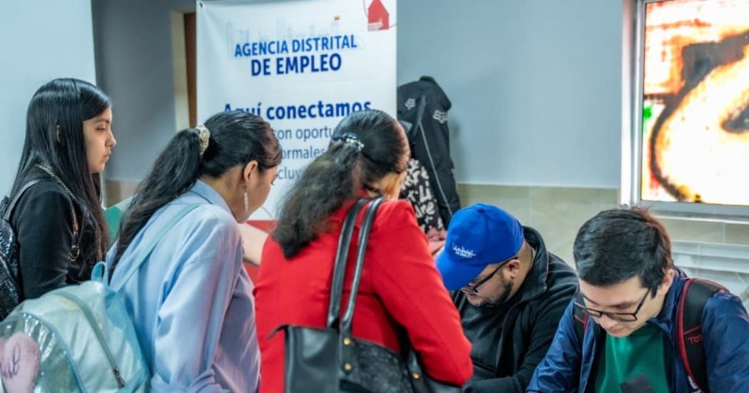 Foto de bogotanos y bogotanas accediendo a servicios de la Agencia Distrital de Empleo.