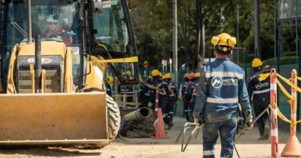 Foto de obreros y trabajadores de la Línea 1 del metro de Bogotá realizando trabajos de rehabilitación y obras de construcción.