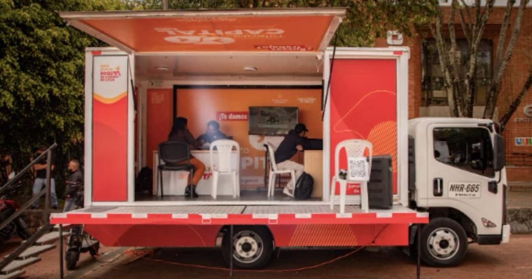 Foto de bogotanos y bogotanas accediendo a servicios de la Unidad Móvil de la Agencia Distrital de Empleo.