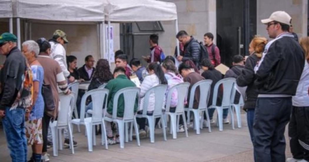 Foto de bogotanos y bogotanas accediendo a servicios de la Agencia Distrital de Empleo.