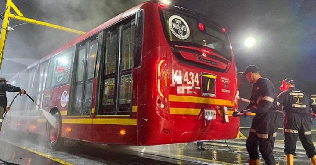 Foto de operarios de lavado de buses en uno de los patios de TransMilenio.