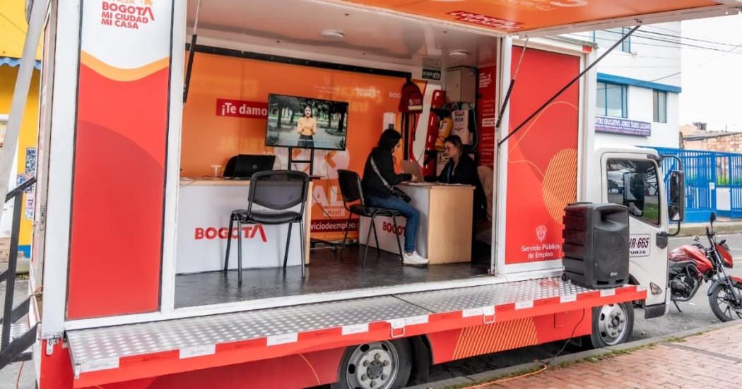 Foto de una mujer accediendo a servicios de la Agencia Distrital de Empleo de Bogotá.