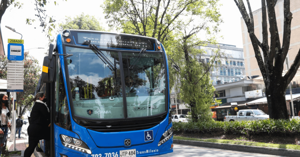 Foto de buses de TransMilenio.