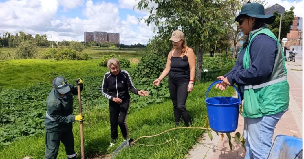 Foto de habitantes en inmediaciones de humedal Jaboque en Bogotá.