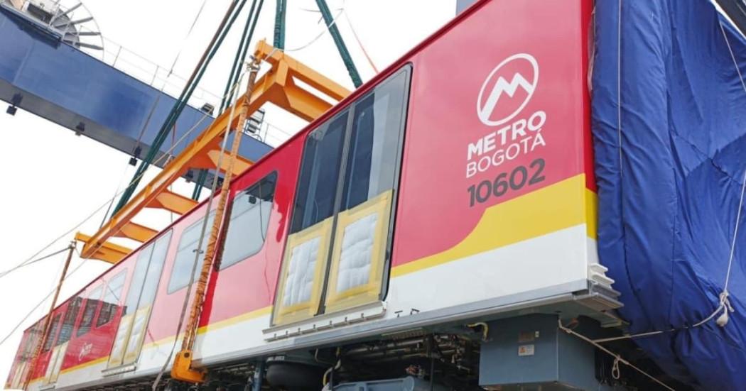 Foto del descargue del quinto tren Línea 1 del Metro Bogotá en el Puerto de Cartagena.