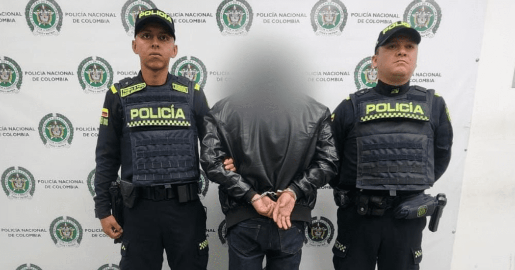 Imagen del hombre capturado junto a dos policías