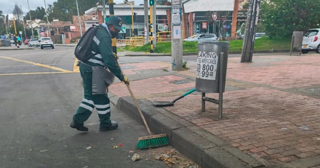 Foto que muestra una persona barriendo la calle 