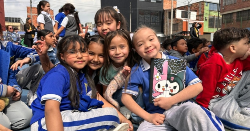 Foto de unos niños de regreso a clases en Bogotá