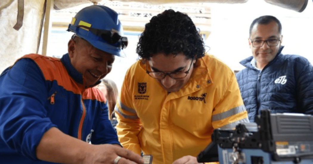 Imagen de un operario de ETB junto a Roberto Angulo, secretario de Integración Social