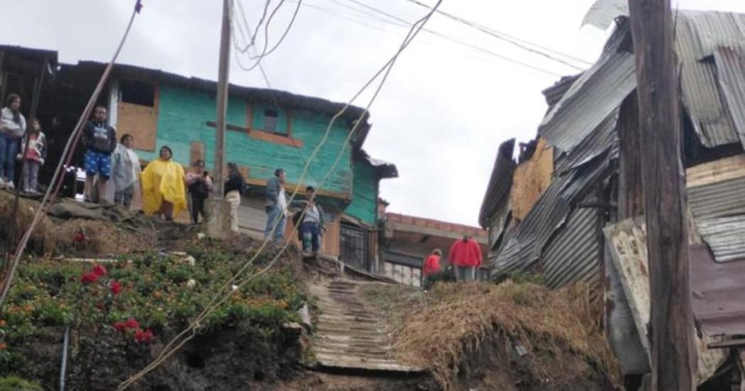 Foto que muestra personas y casas