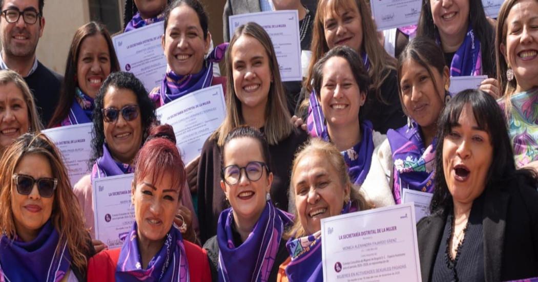 Foto de mujeres sonriendo y posando para una foto