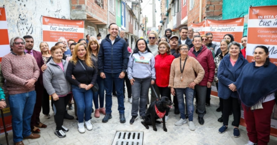 Imagen de distintos vecinos de Rafael Uribe Uribe posando para una foto