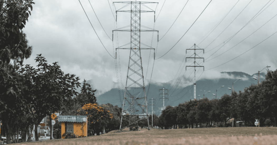 Imagen de unas torres de energía donde se aprecian las cuedas que las conectan.