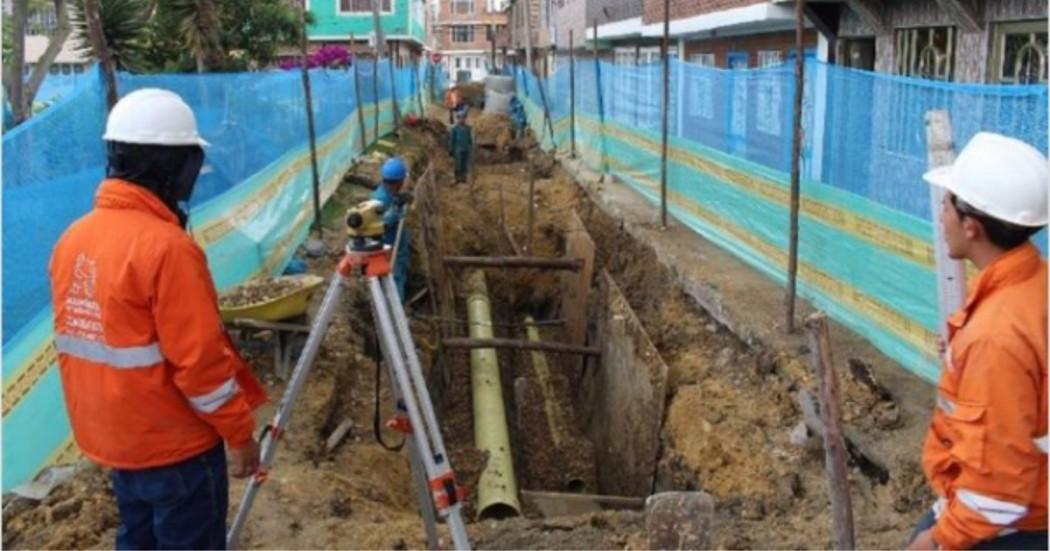 Imagen de técnicos de la Empresa de Acueducto realizando trabajos en un barrio de Bogotá