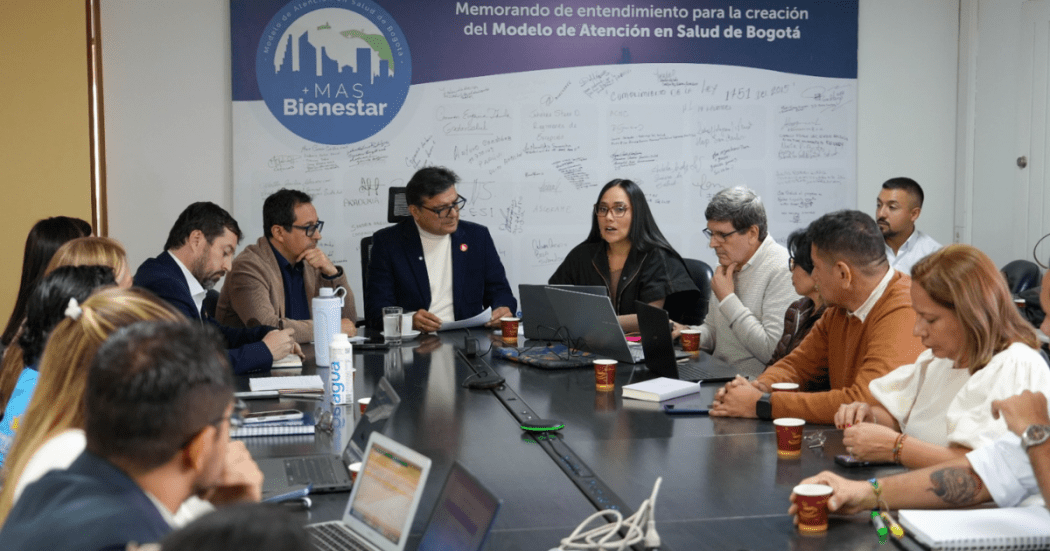 Foto del secretario de Salud hablando con otros funcionarios del sector salud 