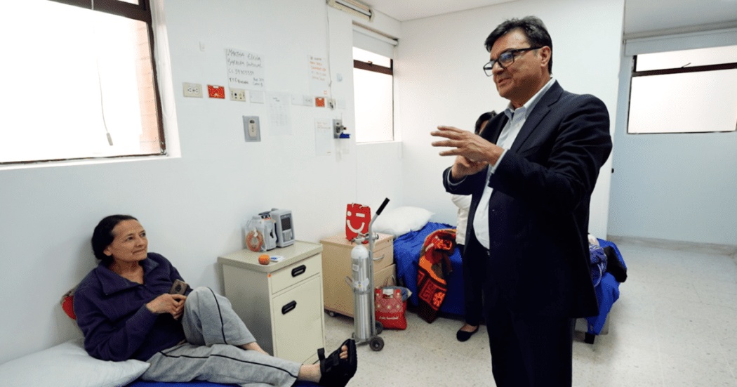 Foto del secretario de Salud hablando con una paciente
