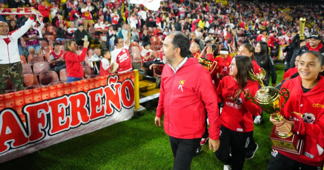 Imagen de los deportistas bogotanos en el homenaje en el Campín