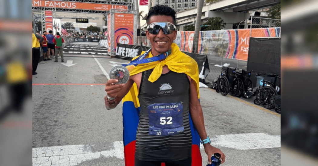 Imagen de José Mauricio González con su medalla de oro de la Media Maratón de Miami