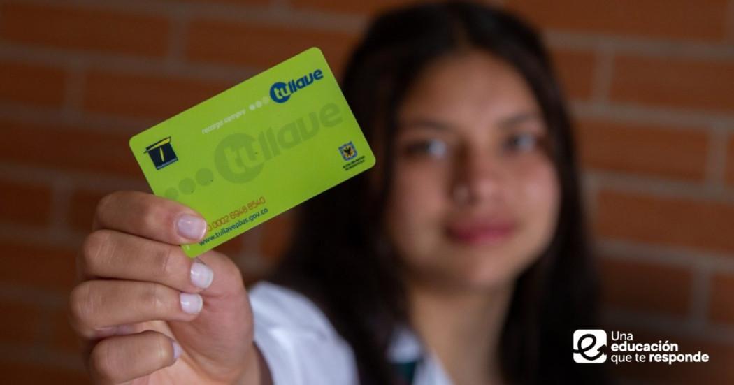 Foto que muestra una estudiante con una tarjeta TuLlave en la mano
