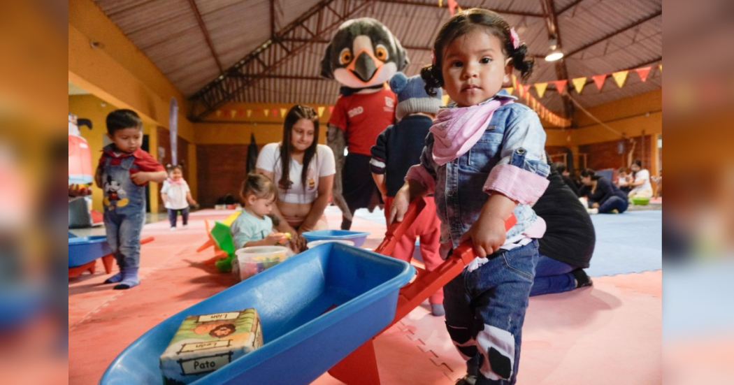 Imagen de niña participando del programa 'En Movimiento 0 a 5'.