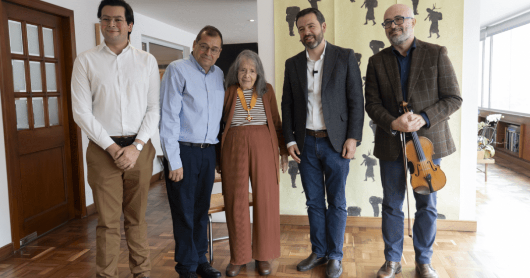 Foto que muestra a Beatriz González junto con el alcalde Carlos Fernando Galán y el Secretario de Cultura