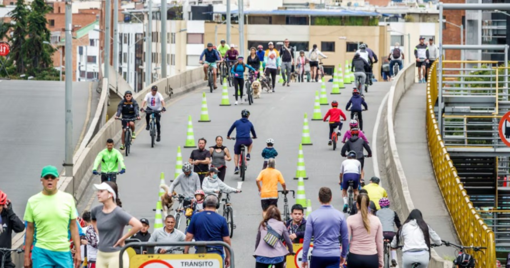 Foto de ciudadanos en la ciclovía de Bogotá