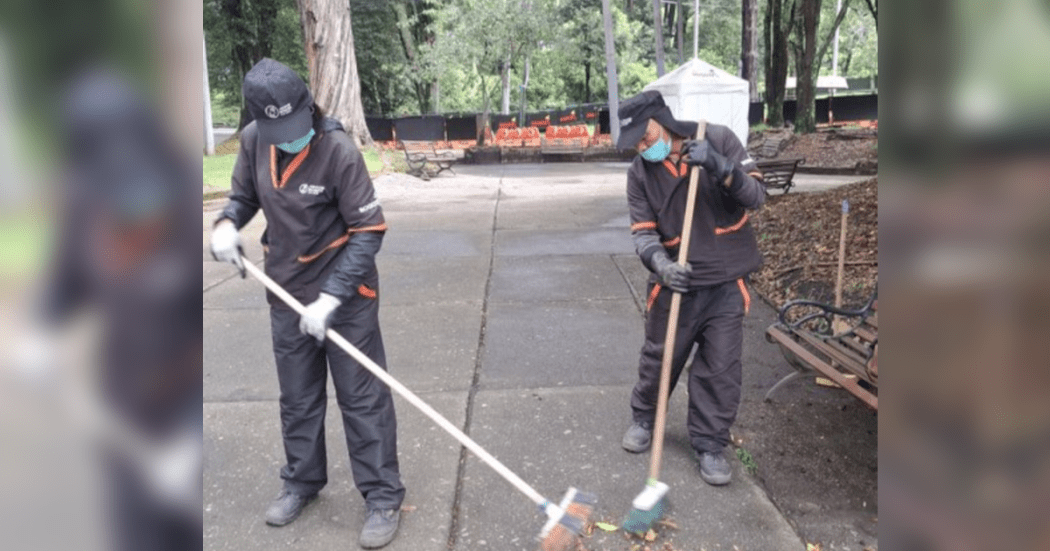 Imagen del equipo de limpieza en el ejercicio de su labor en el Parque Nacional.