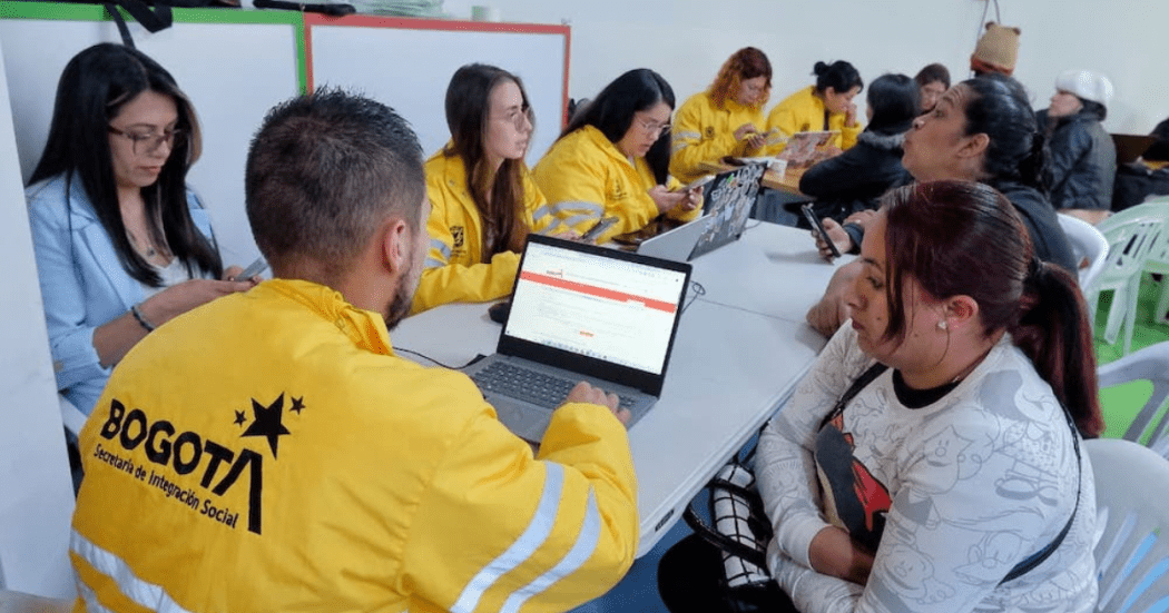 Imagen de funcionarios de Integración Social en una mesa de trabajo