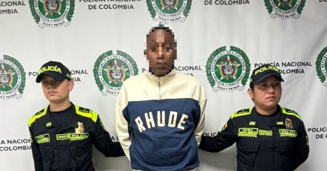 Hombre capturado en medio de dos policías