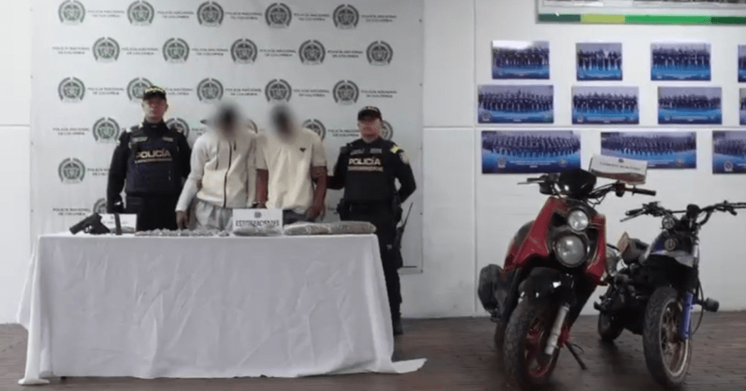 Imagen de los capturados junto a dos policías