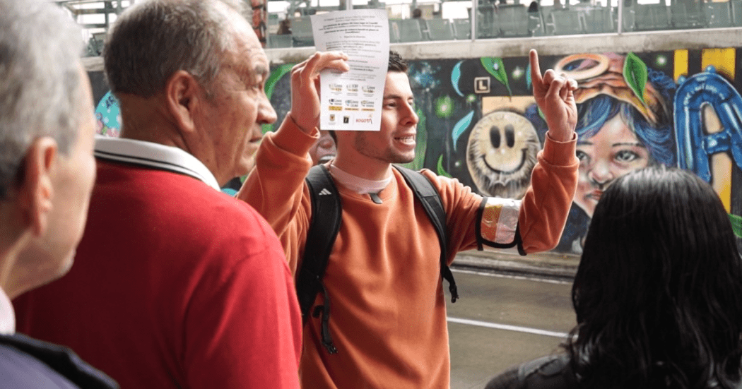 Imagen de ciudadano organizando una fila en un portal de TransMilenio