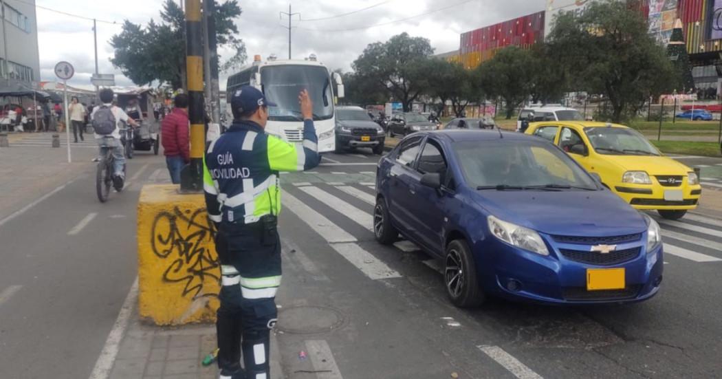 Foto que muestra vehículos andando por las calles 