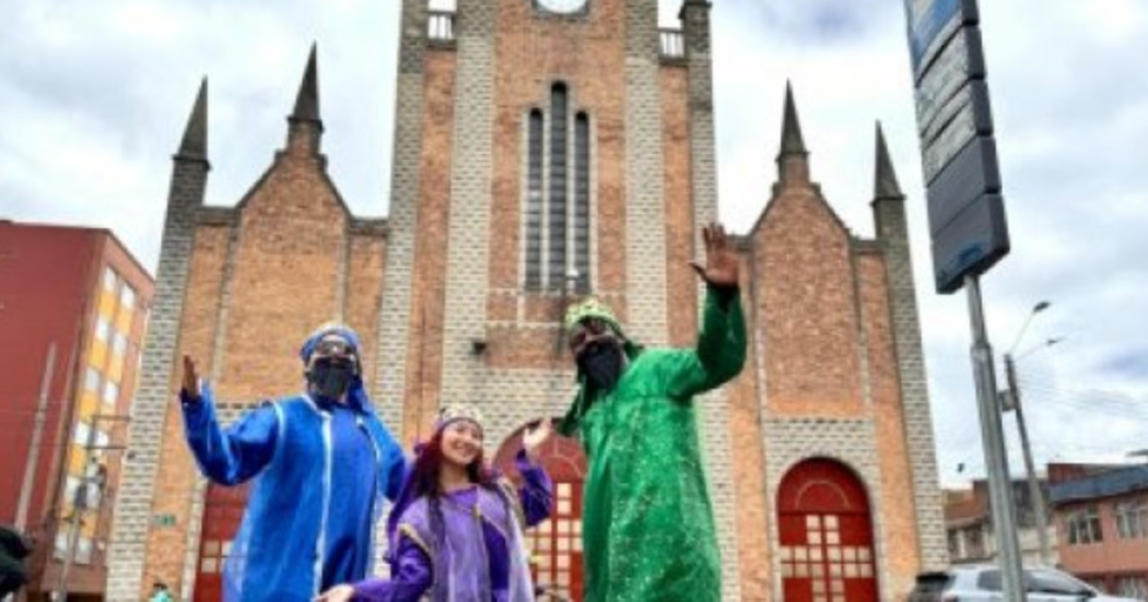 Imagen de personas disfrazadas de los tres reyes magos