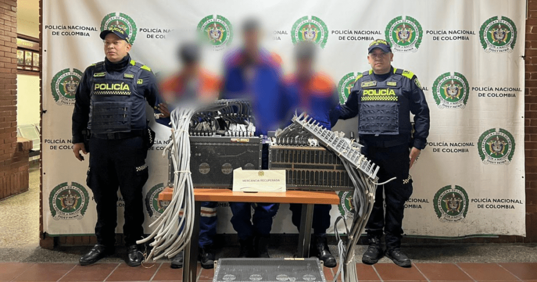 Imagen de los capturados junto a dos policías