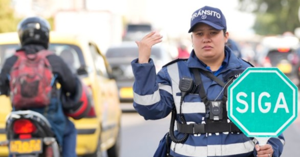 Agente de tránsito dando paso