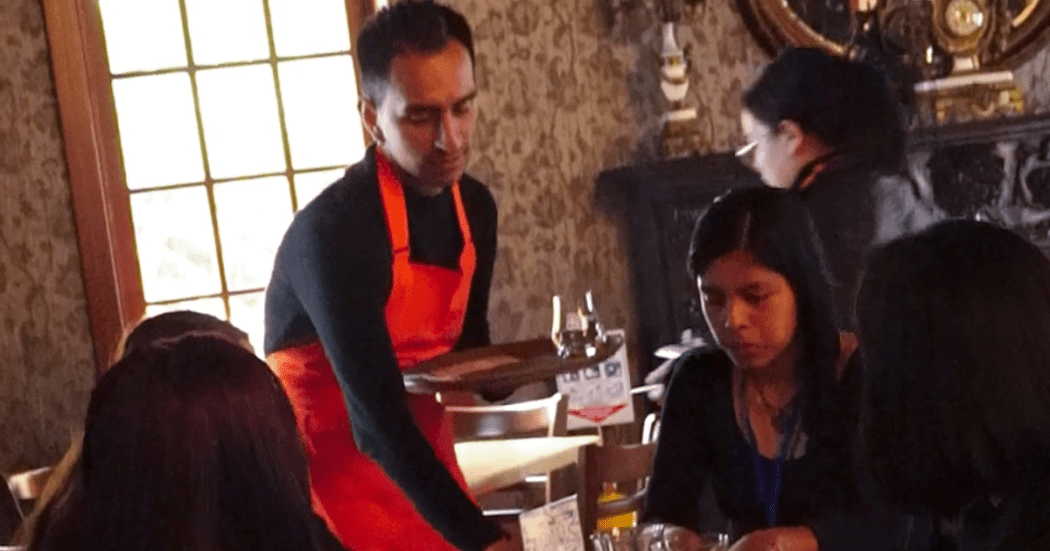 Imagen de un mesero atendiendo una mesa